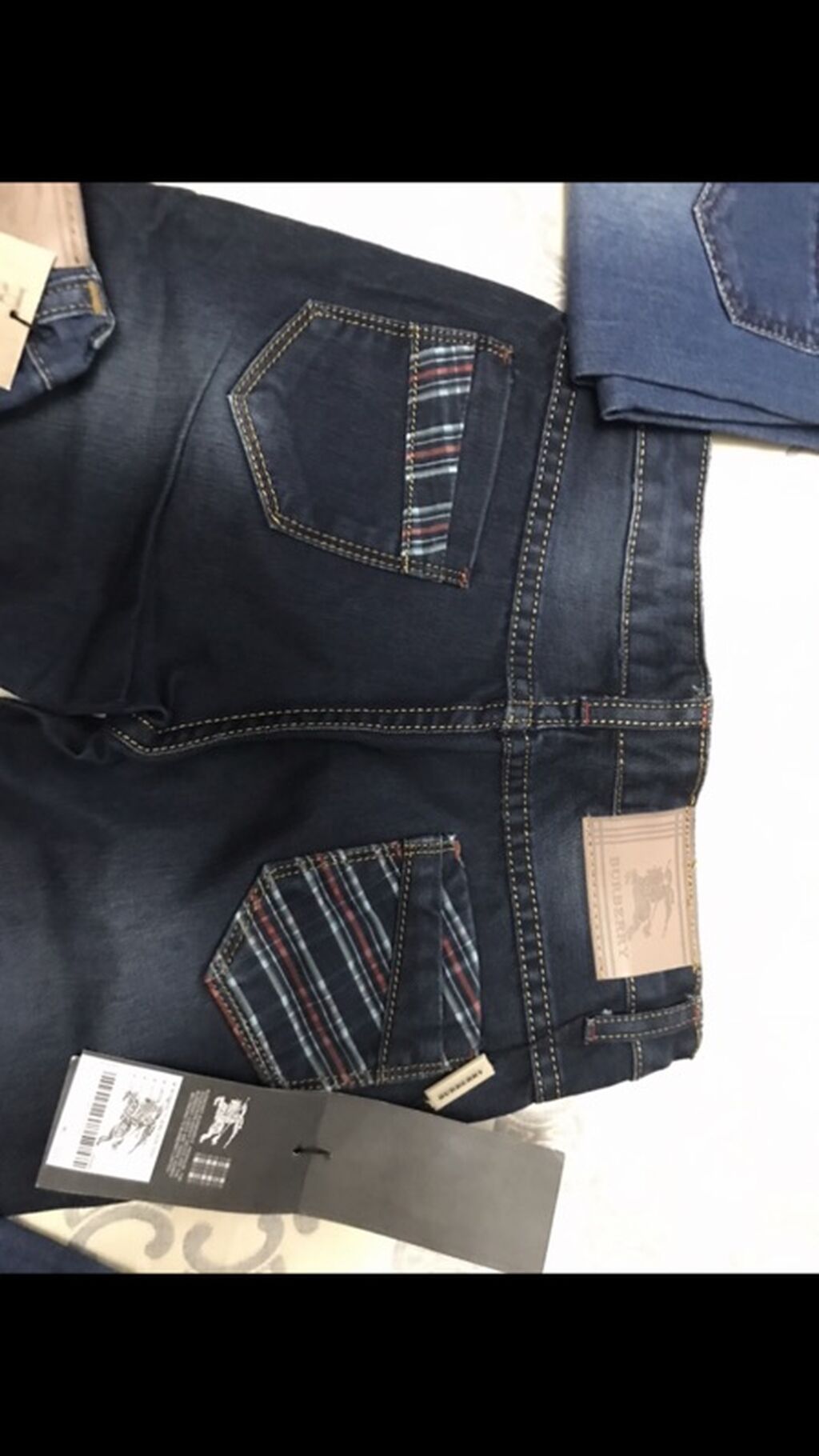Детские джинсы с фирменными бирками и нашивками в стиле Burberry.Бренд: фото 2