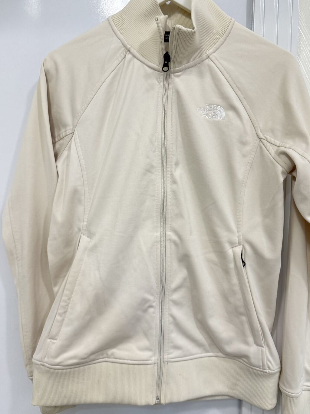 The North Face qadın jaketi – krem rəng - Model: Qadınlar üçün tam