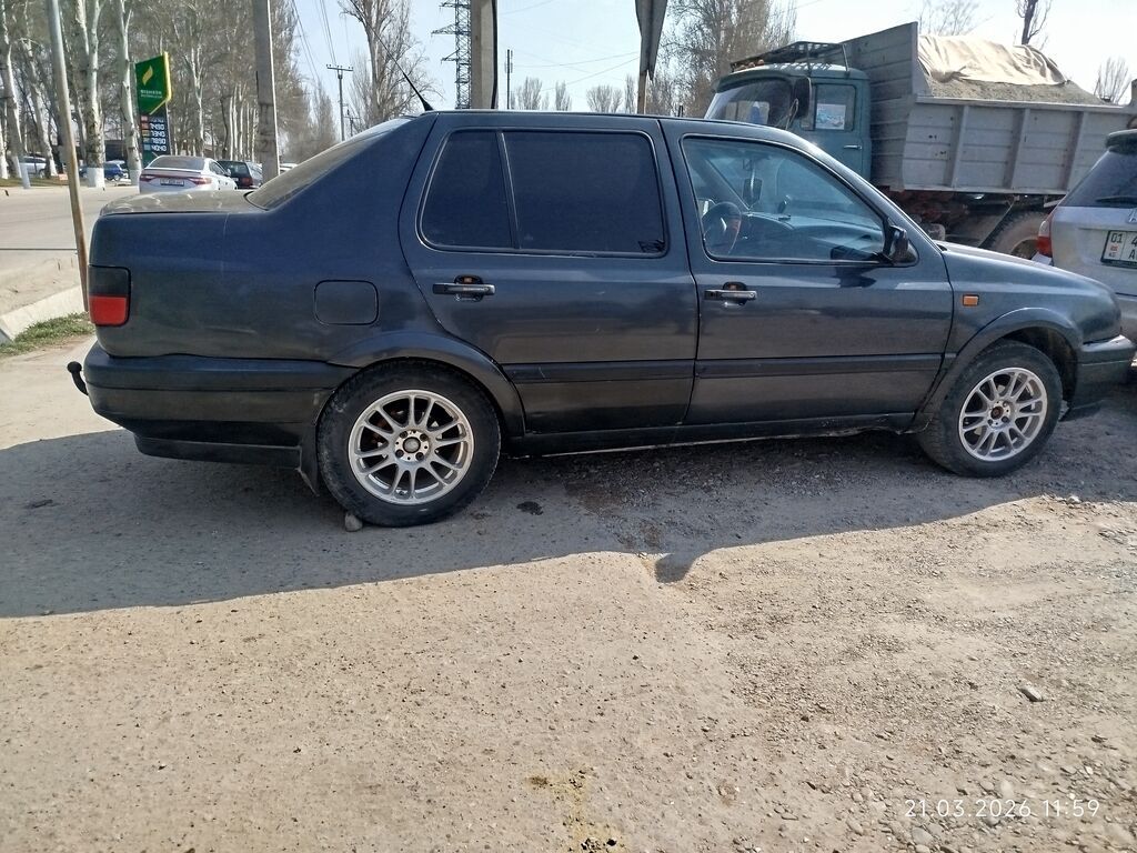 Volkswagen Vento: 1992 г., 2 л, Механика, Бензин, Седан: фото 6