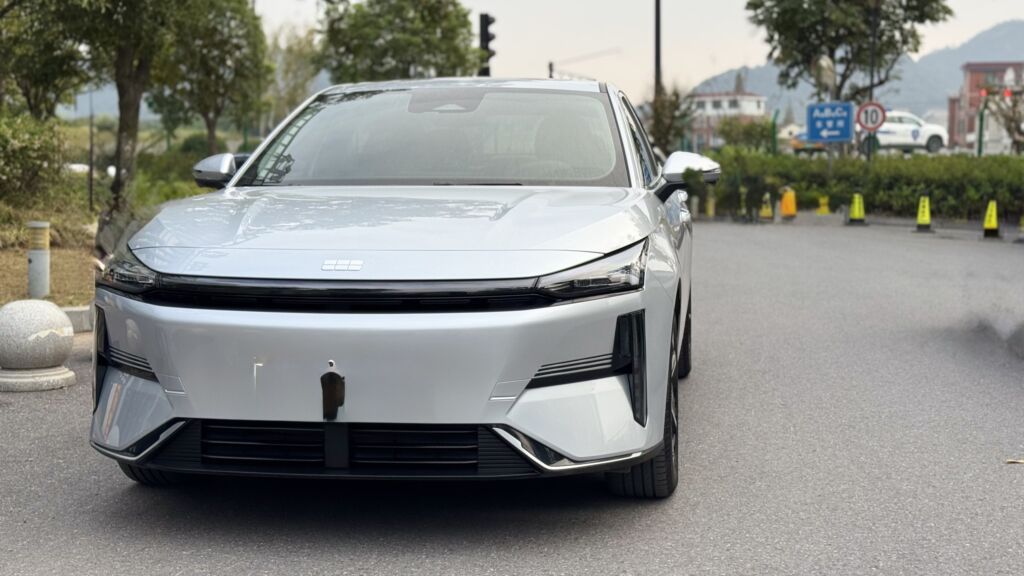 Geely : 2026 г., 1.5 л, Робот, Гибрид, Седан: фото 3
