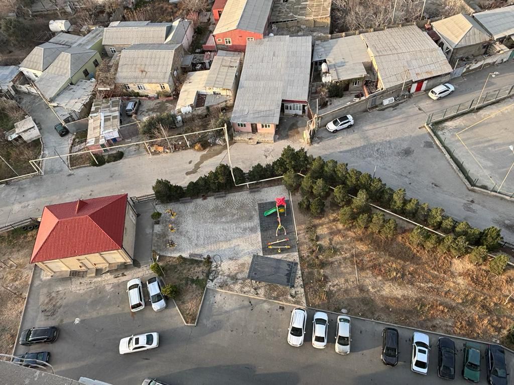 🏙 Şəhərin yaxşı nöqtələrindən birində, gir yaşa tipli mənzil! 📍