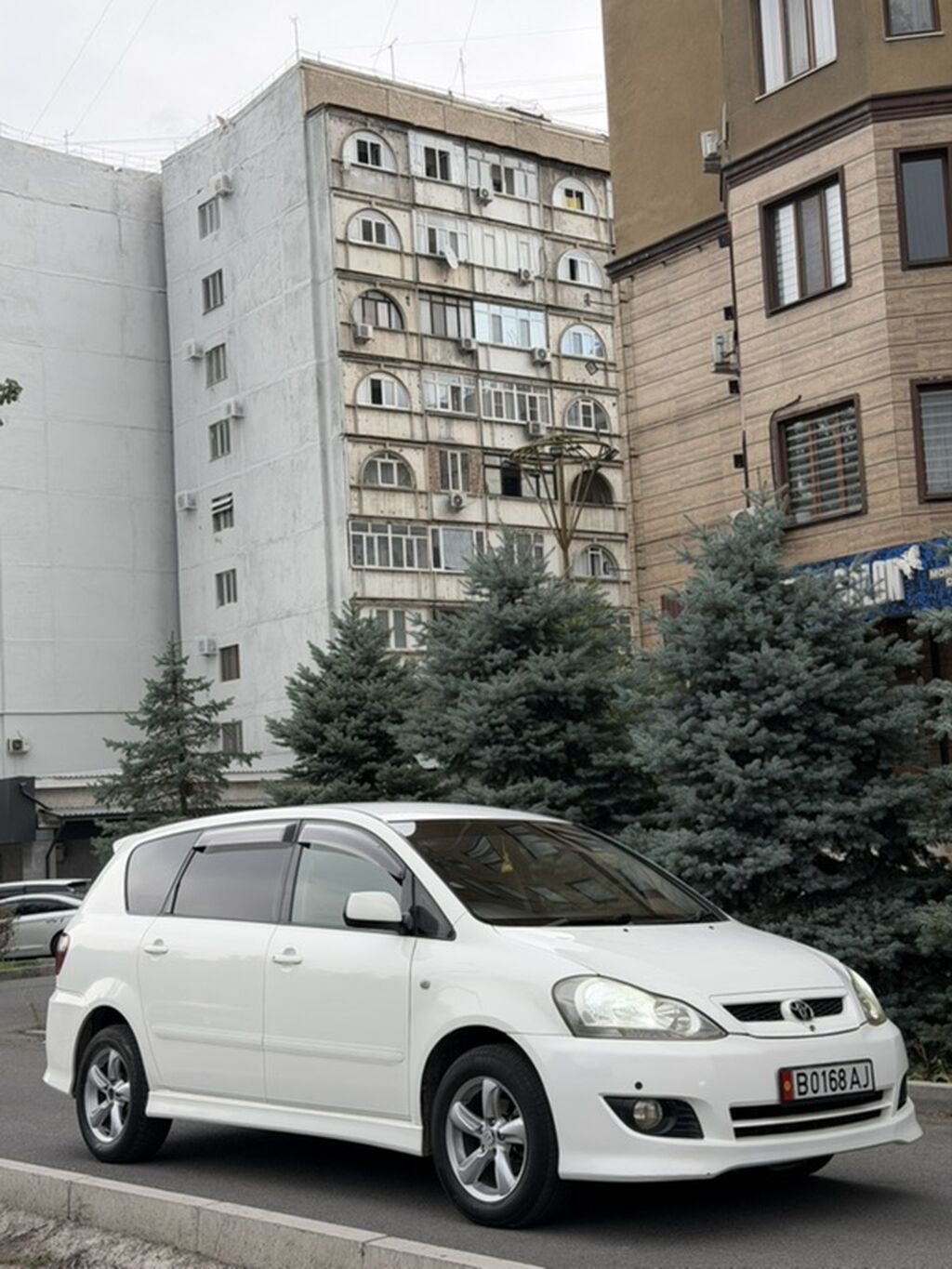 Toyota Ipsum: 2004 г., 2.4 л, Автомат, Бензин, Минивэн: фото 2
