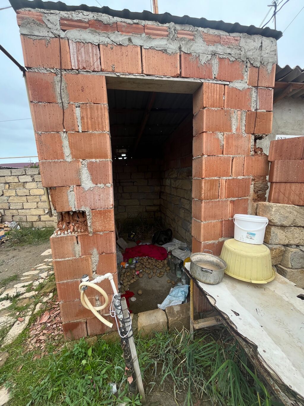3 sotun içindədir 1 otaqlı tam təmirli qazı suyu işığı vayfayi hamısı