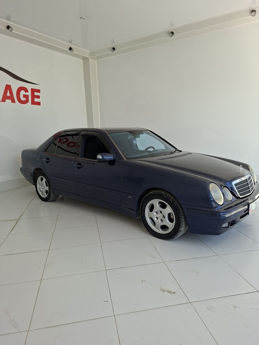 Mercedes-Benz E-Class: 2000 г., 2.4 л, Механика, Бензин, Седан: фото 1