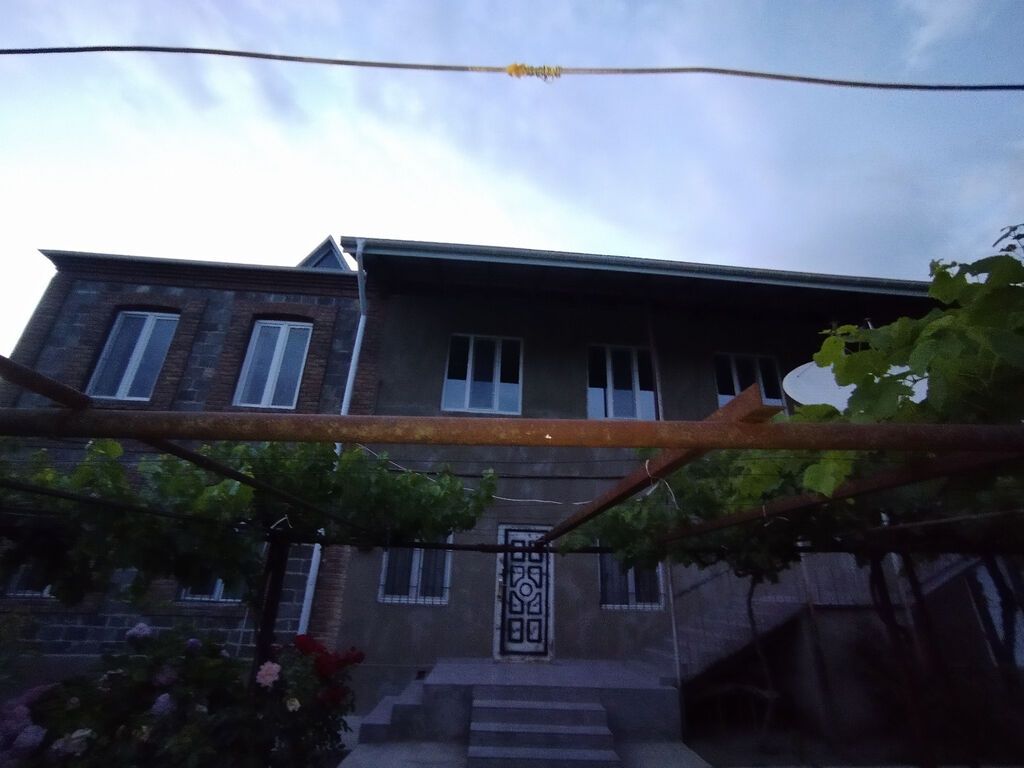 140 kv. m, 4 otaqlı, Qaz, Su, Telefon