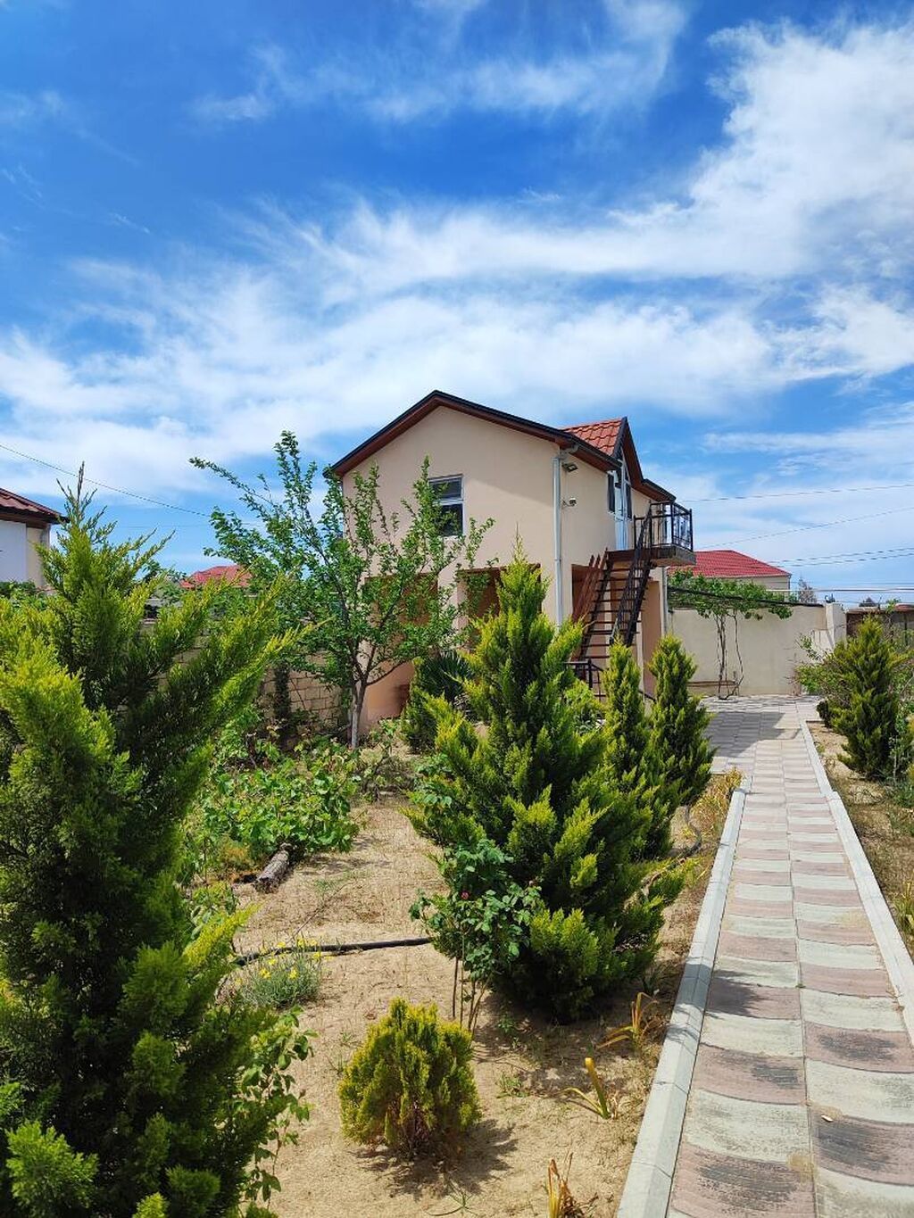 150 kv. m, 3 otaqlı, Hovuzlu, İşıq, Kommunal xətlər qoşulmayıb, İnternet
