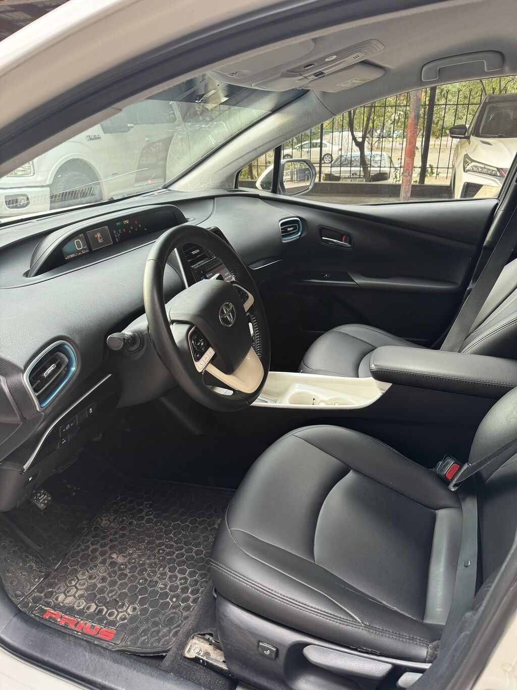Toyota Prius: 2017 г., 1.8 л, Вариатор, Гибрид, Седан: фото 6