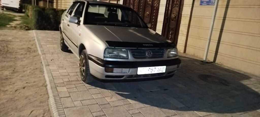 Volkswagen Vento: 1992 г., 1.8 л, Механика, Бензин, Седан: фото 2