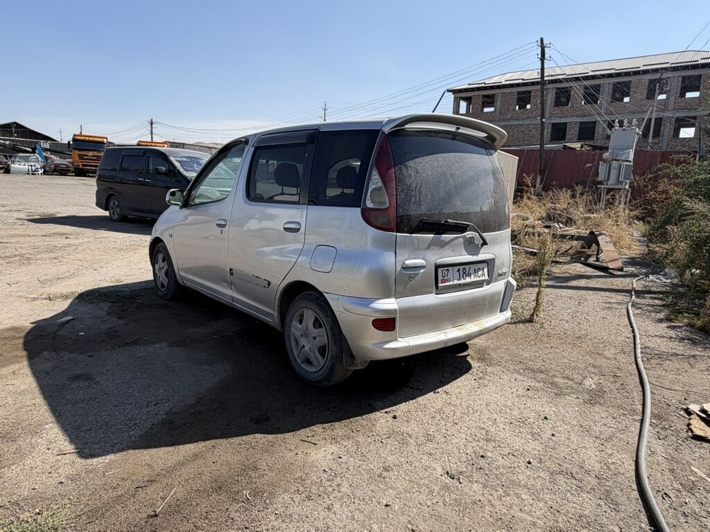 Toyota Funcargo: 2003 г., 1.3 л, Бензин: фото 3