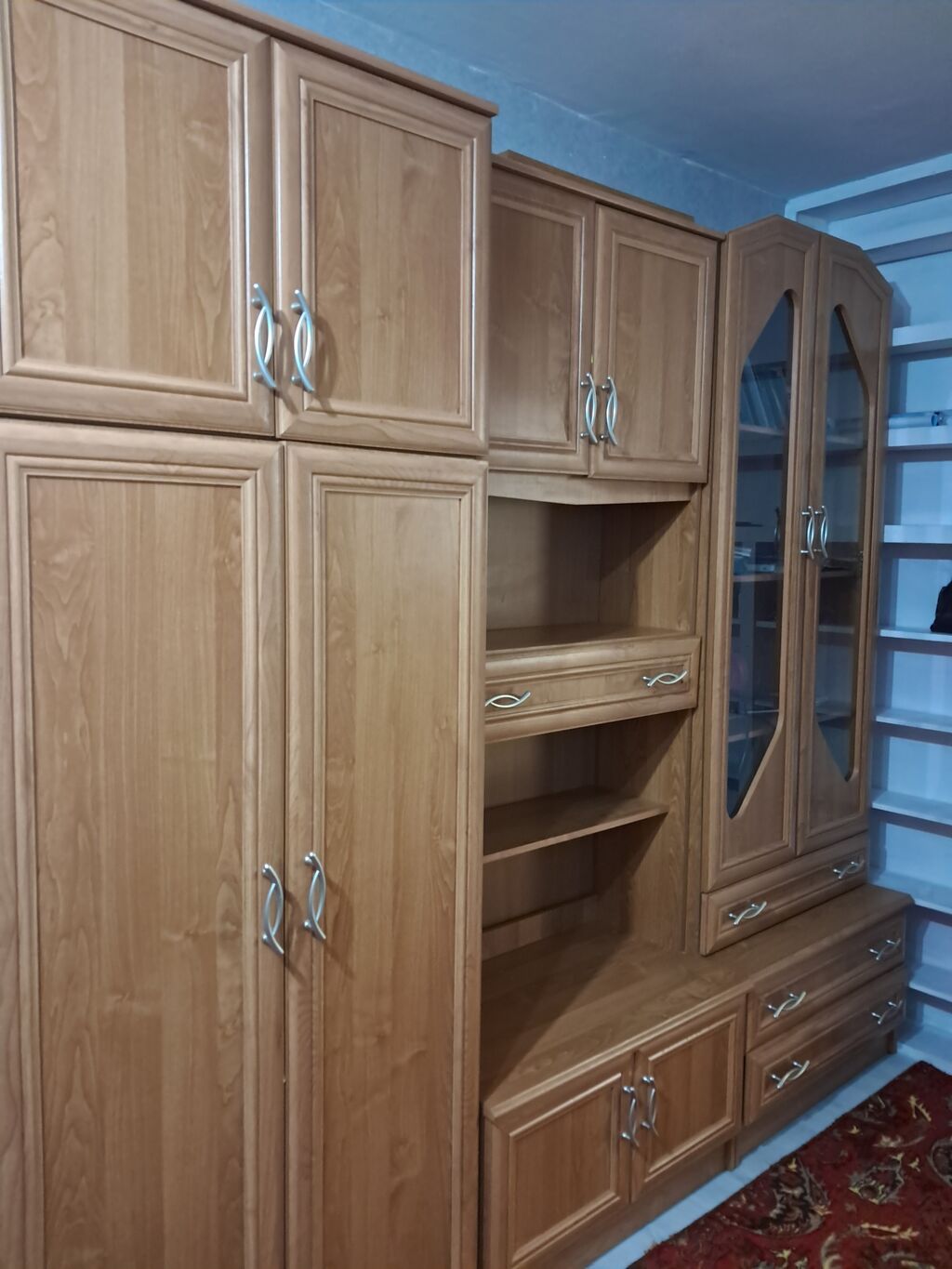 Многофункциональный шкаф из светлого дерева, состоящий из нескольких: фото 1