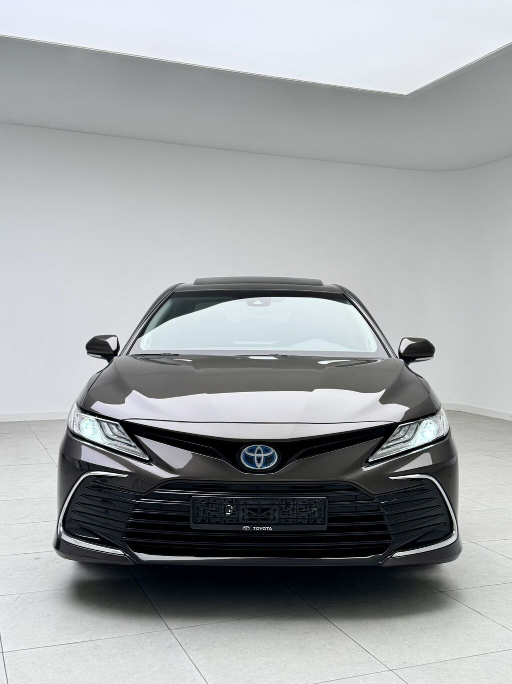 Toyota Camry: 2022 г., 2.5 л, Автомат, Гибрид, Седан: фото 2