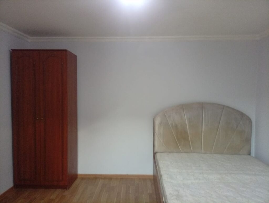 Ev 20 yanvar metrosuna piyada 10 dəqiqəlik məsafədə yerləşir. Qaz,su