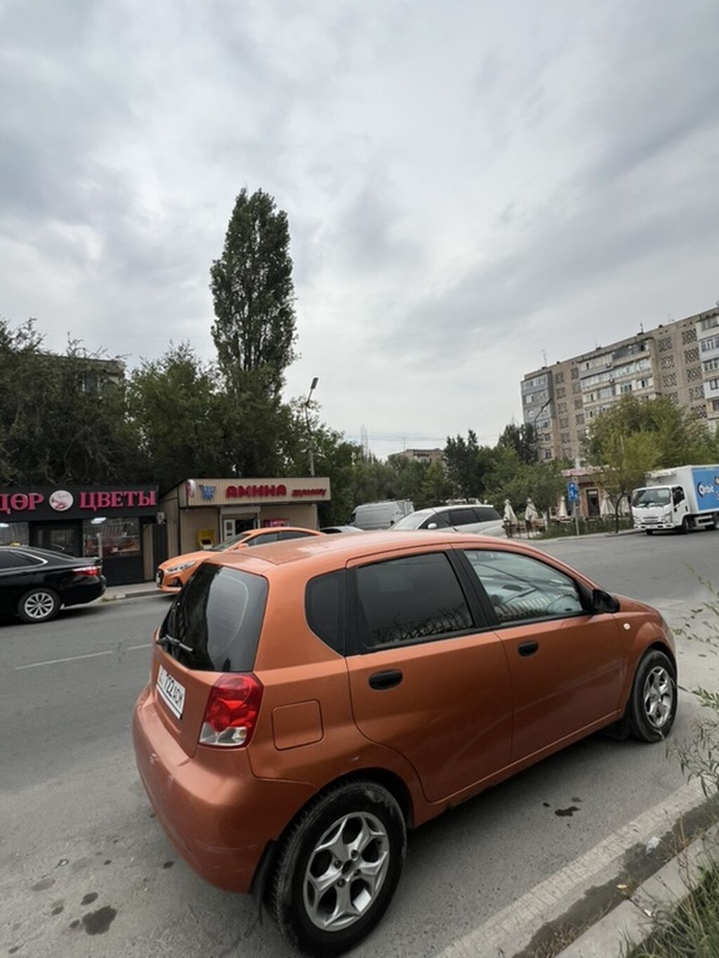 Компактный хэтчбек класса B, 5 дверей, оранжевый металлик. Основные: фото 1