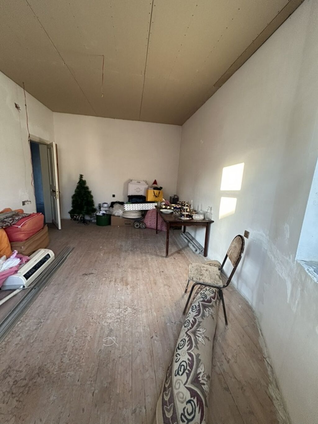 6 otaqlı, 240 kv. m, Orta təmir