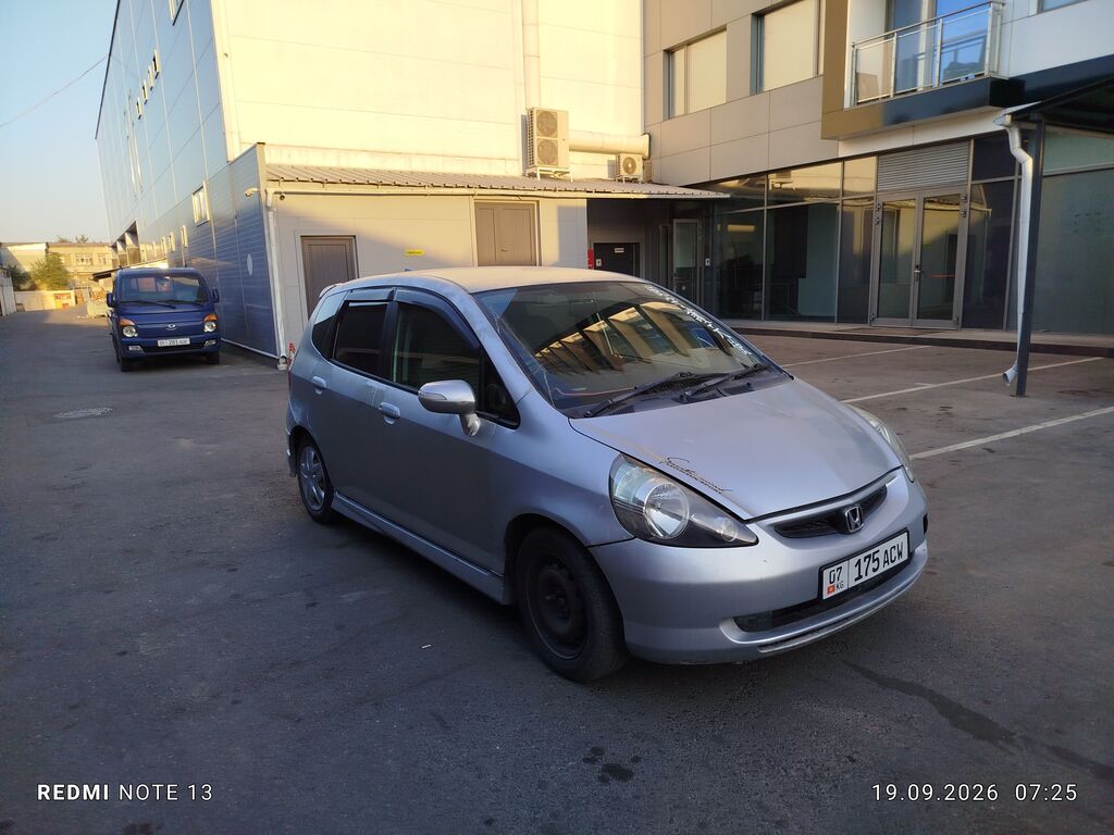 Honda Fit: 2004 г., 1.3 л, Вариатор, Бензин, Хэтчбэк: фото 3