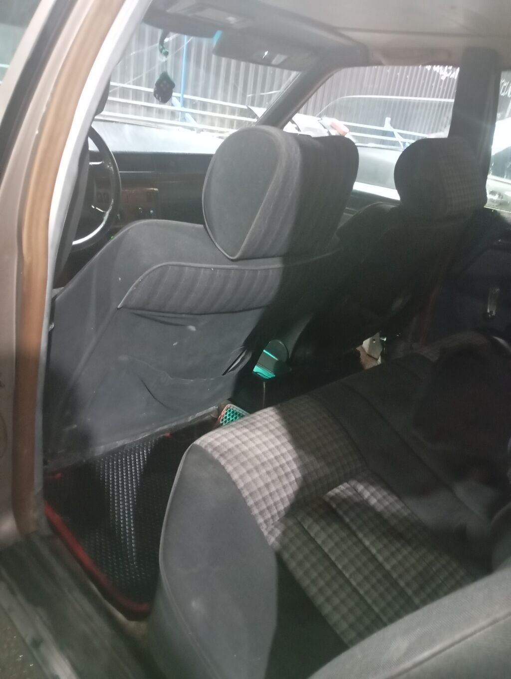 Mercedes-Benz W124: 1988 г., 2.3 л, Механика, Бензин, Седан: фото 8