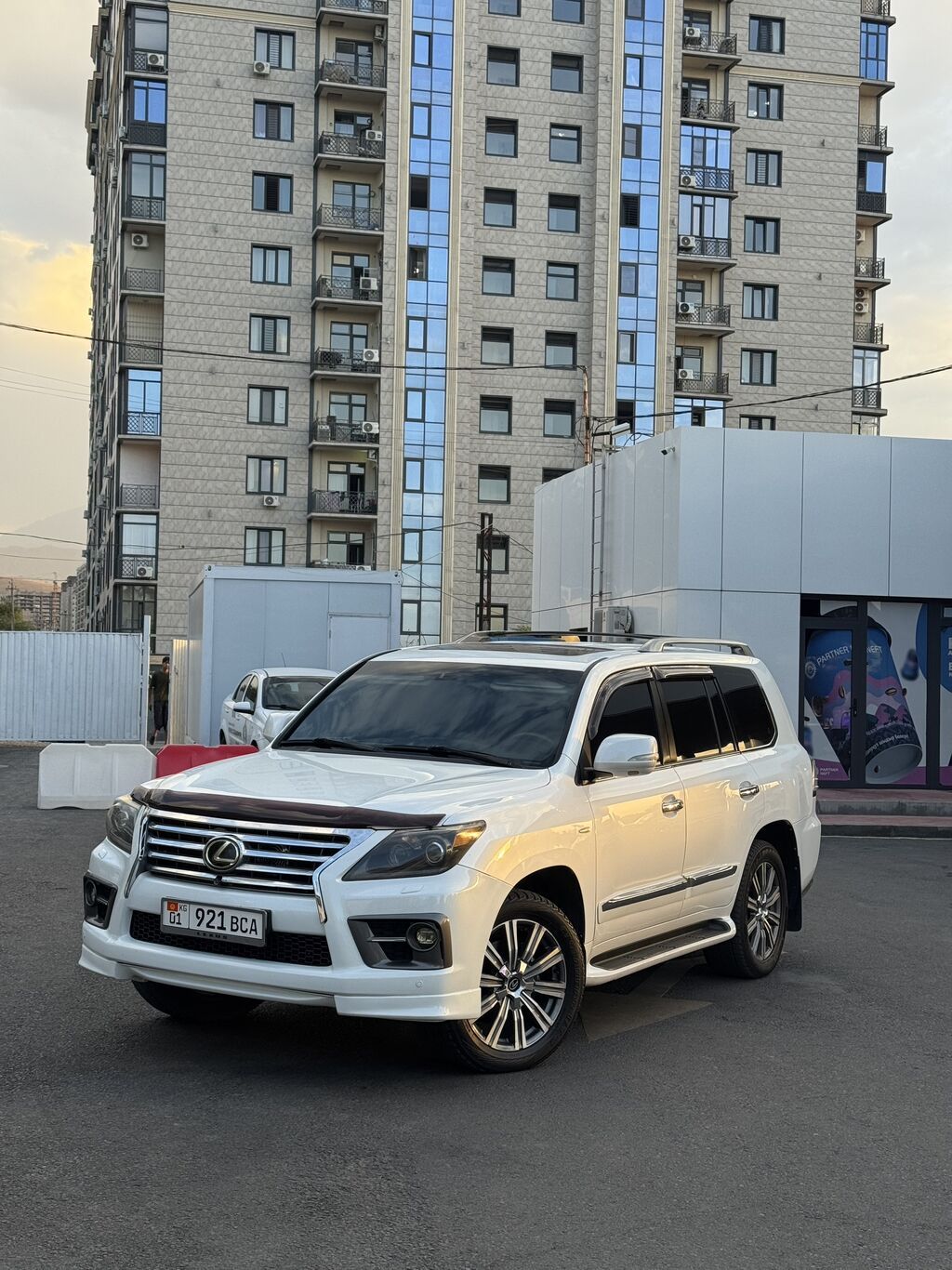 Lexus LX: 2009 г., 5.7 л, Автомат, Бензин, Внедорожник: фото 2