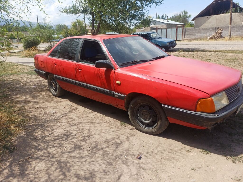 Audi 100: 1986 г., 2.2 л, Механика, Бензин, Седан: фото 3