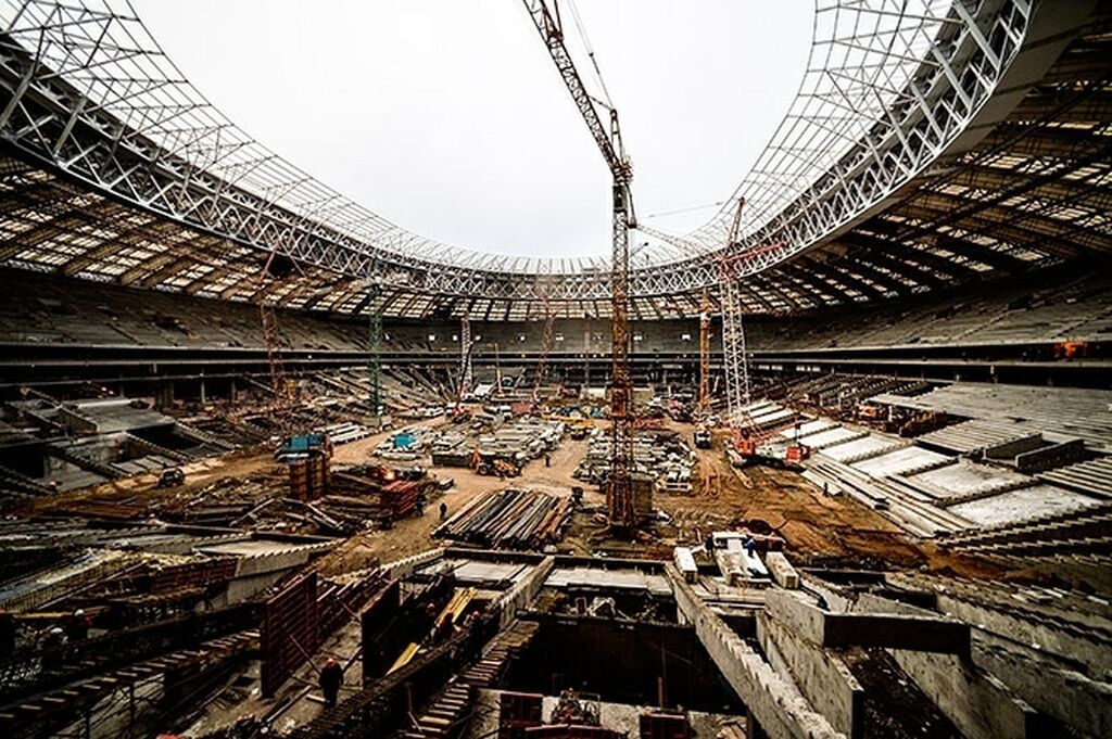 Время строительства стадиона. Стадион Лужники стройка. Стадион Лужники стройка для ЧМ 2018. Строительство стадиона в Москве в для ЧМ 2018. Какие работы производятся для строительства стадиона.