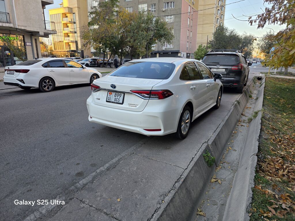 Toyota Corolla: 2020 г., 1.8 л, Вариатор, Гибрид, Седан: фото 2