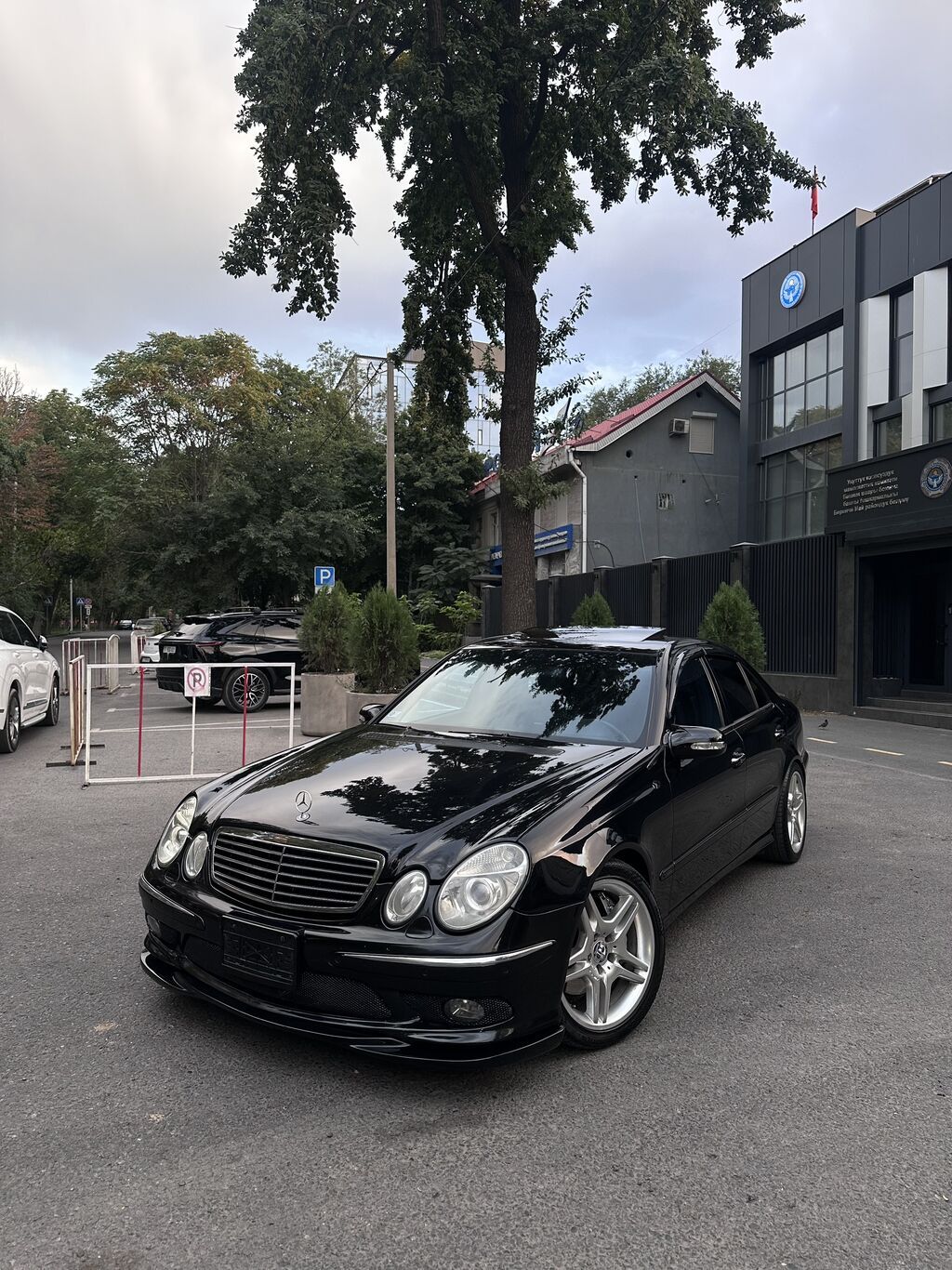 Mercedes-Benz E-Class: 2002 г., 5 л, Автомат, Бензин, Седан: фото 2