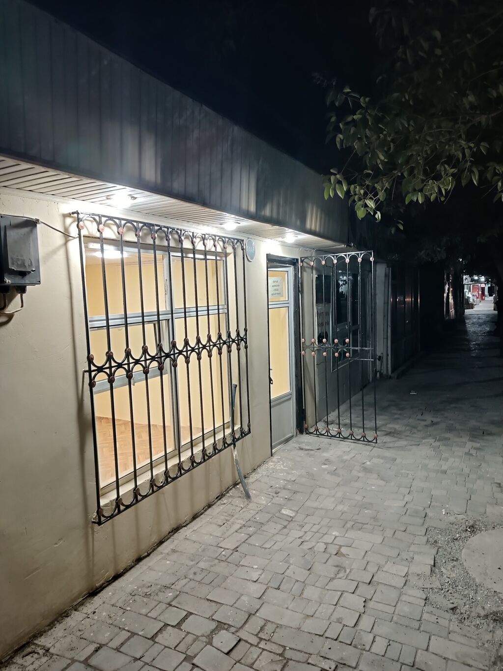 Obyekt/Ofis sahəsi – 1 otaqlı, vitrin pəncərəli - Təyinat: kiçik