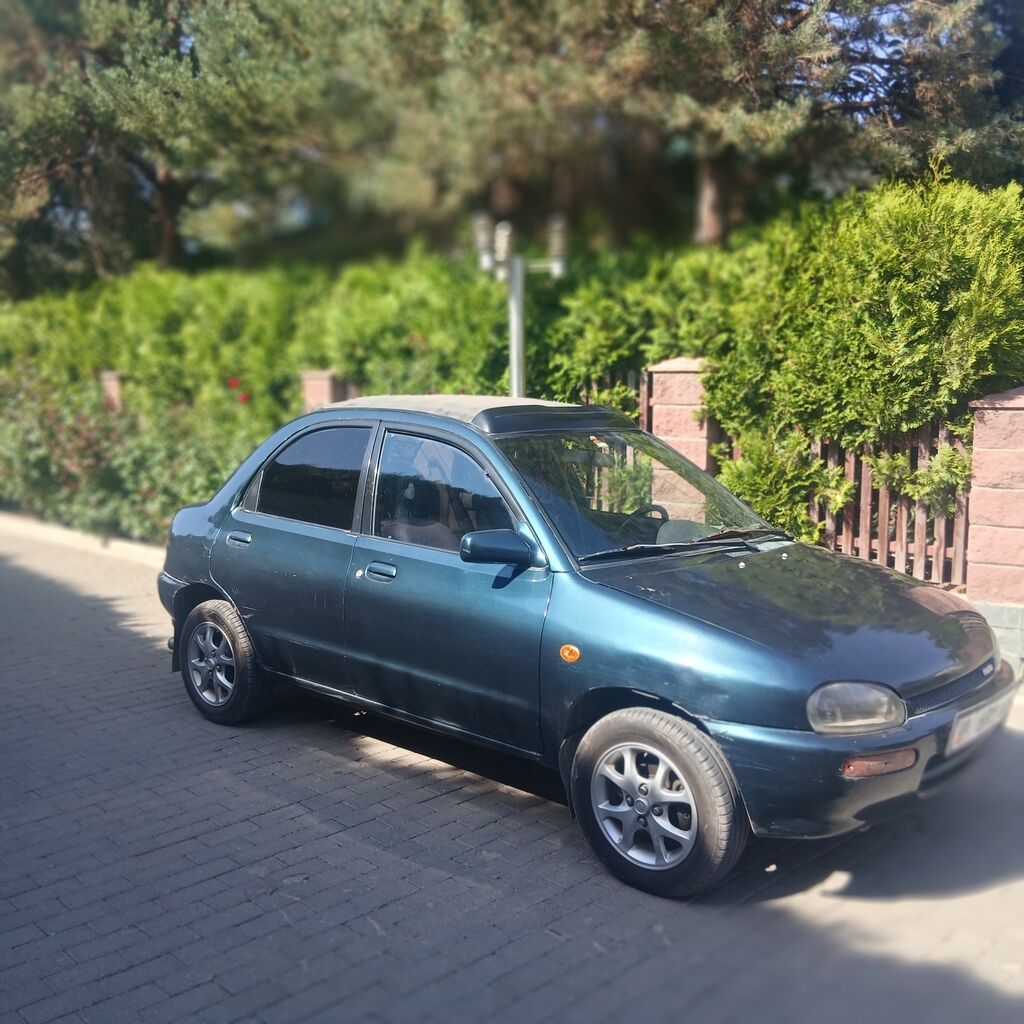 Mazda 121: 1991 г., Бензин, Седан: фото 2