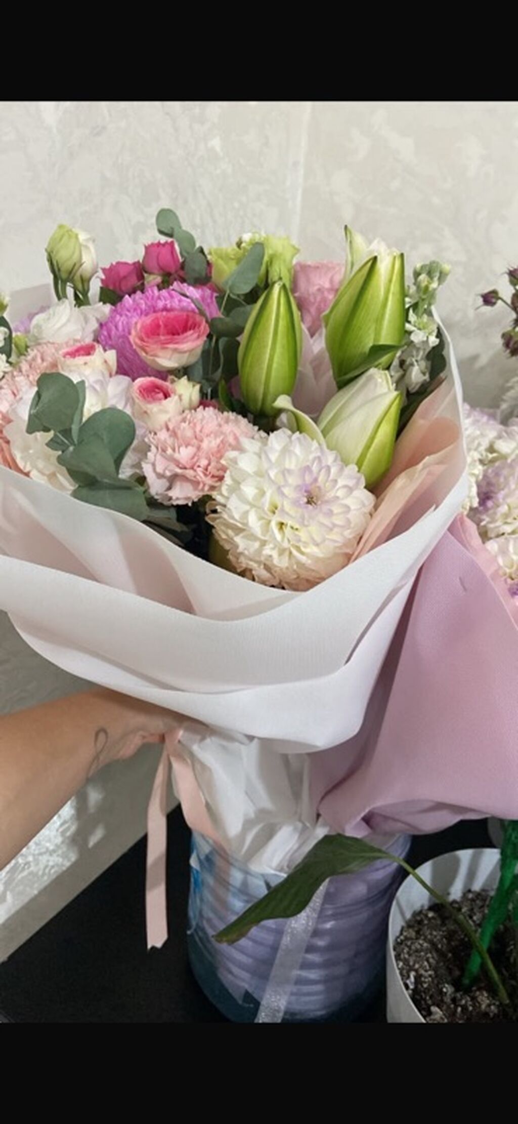 Авторский букет в нежной розово‑белой гамме. Состав: - белые георгины: фото 2