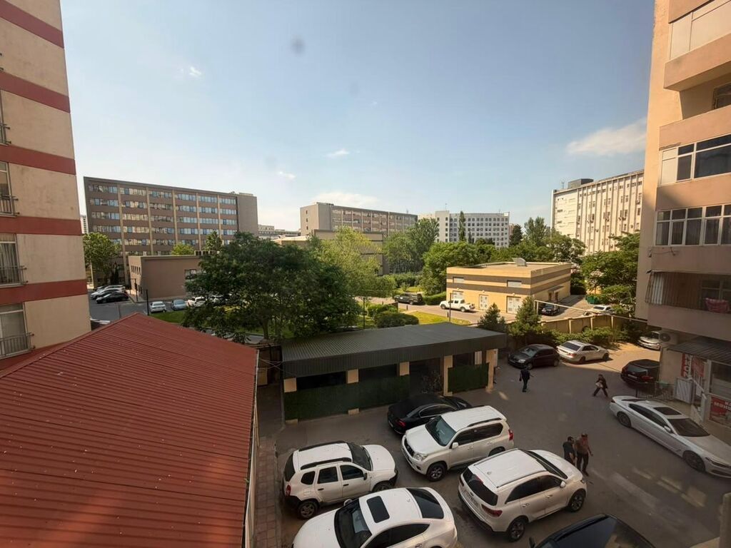 Yasamal rayonunda, 20 Yanvar metrosunun yaxınlığında, sıx yaşayış