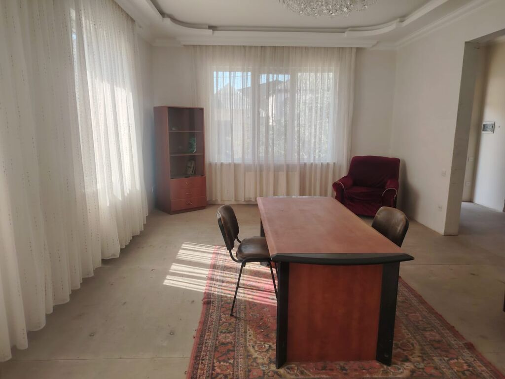 Ev Zəngəzur restoranının yaxınlığında yerləşir. Ev 2 mərtəbəlidir. 2ci