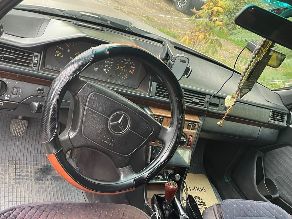 Mercedes-Benz W124: 1993 г., 2 л, Механика, Бензин, Седан: фото 7