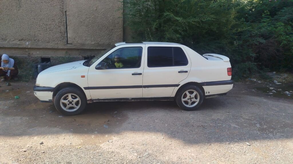 Volkswagen Vento: 1993 г., 1.8 л, Механика, Бензин, Седан — фото 5