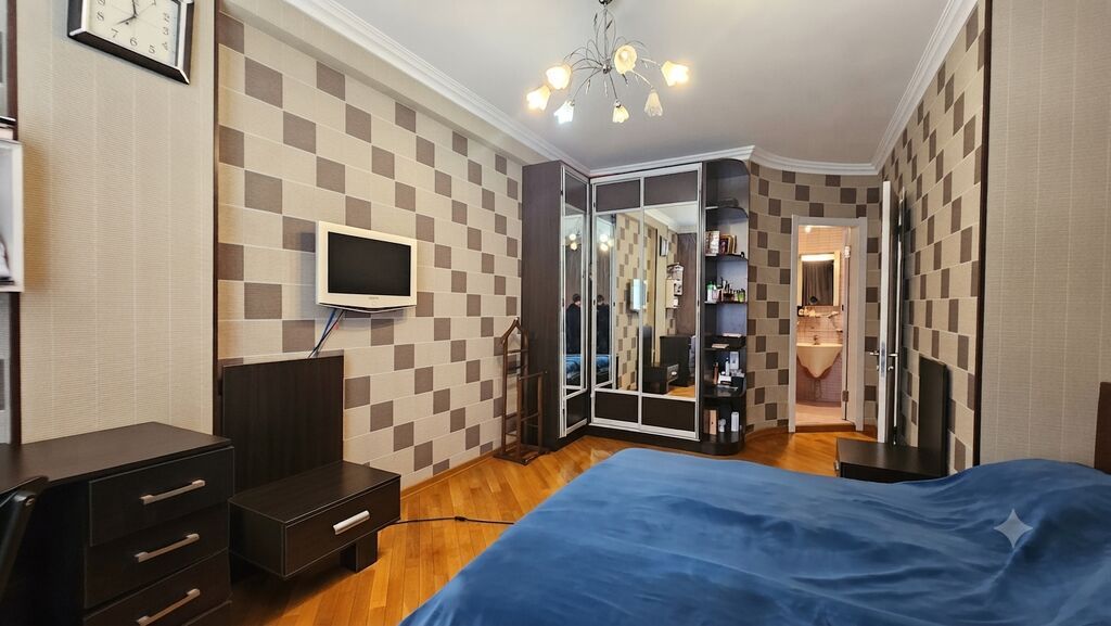 Şəhərin ən prestijli küçələrindən olan Cəfər Xəndan yerləşir ( Modera