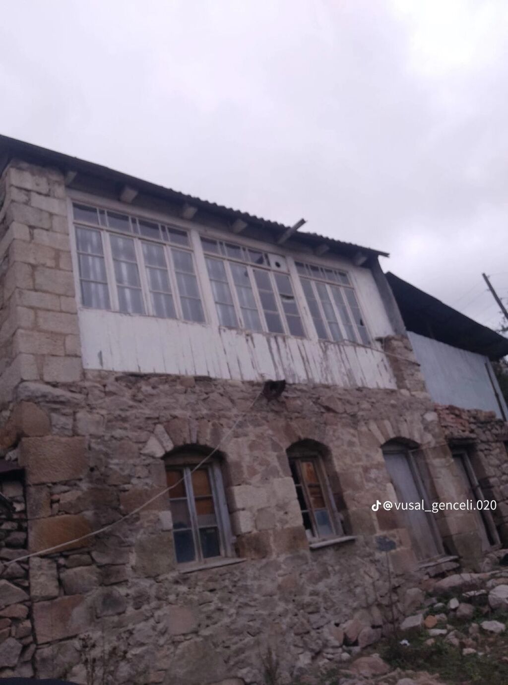 Dawkesende narzana yaxin 11 sotda ev satilir elave 2 sotda ekin sahesi
