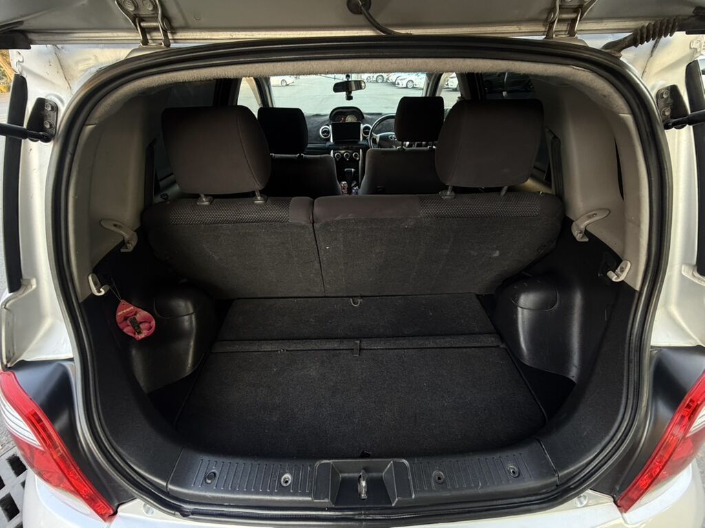 Toyota Ist: 2002 г., 1.3 л, Автомат, Бензин, Хэтчбэк: фото 6