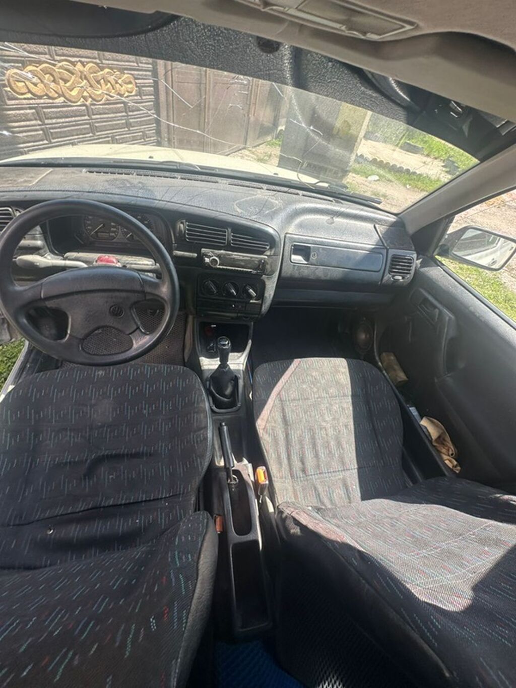 Volkswagen Vento: 1993 г., 1.8 л, Механика, Бензин, Хэтчбэк: фото 4