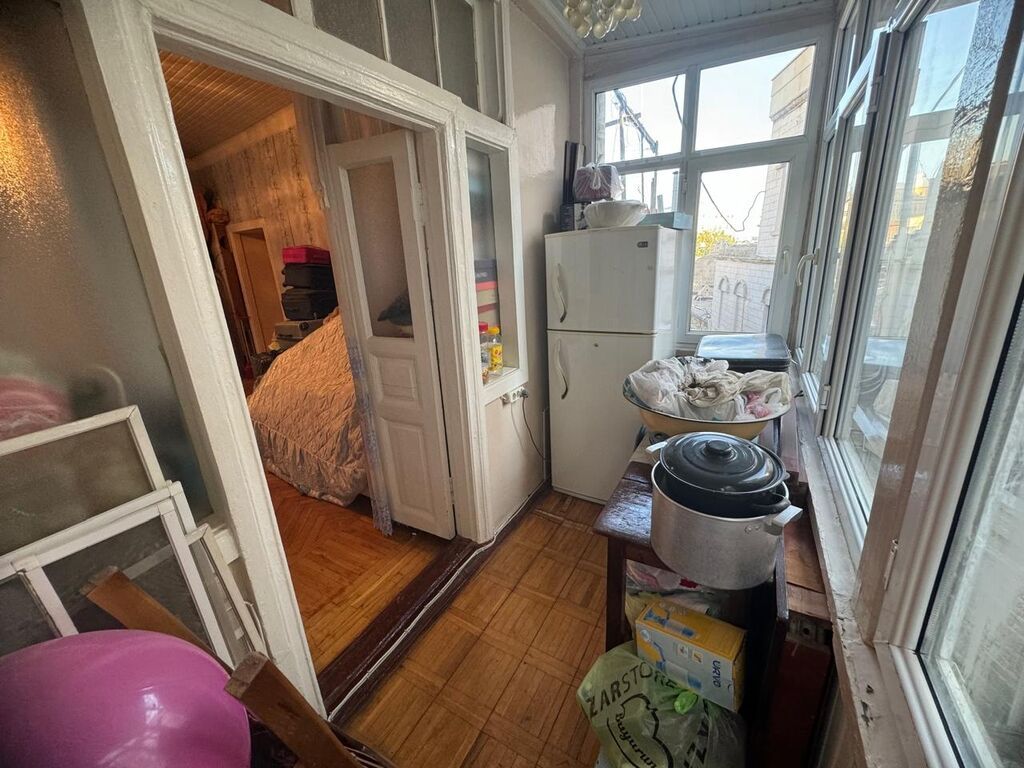 6 otaqlı, 216 kv. m, Orta təmir