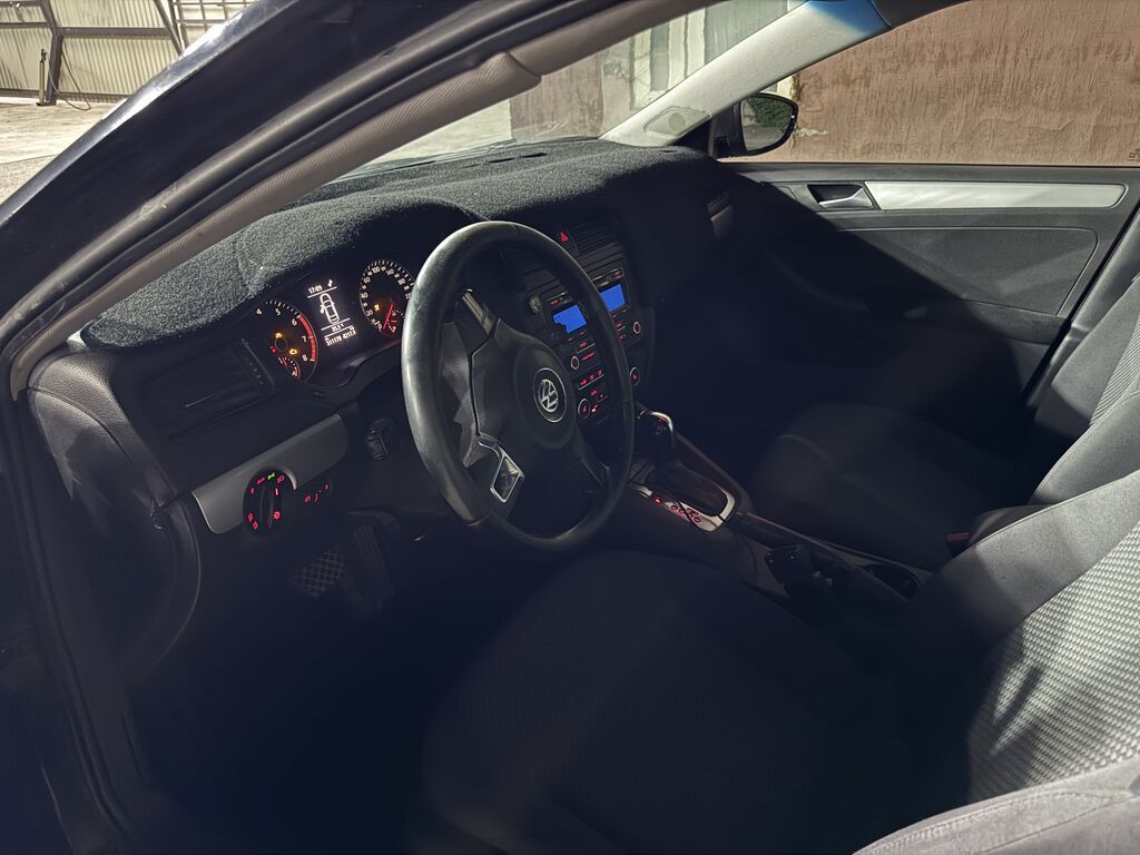 Volkswagen Jetta: 2012 г., 1.6 л, Бензин, Седан — фото 4