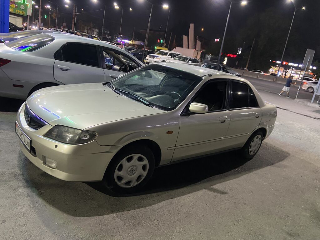 Mazda 323: 2003 г., Механика, Газ, Седан: фото 3