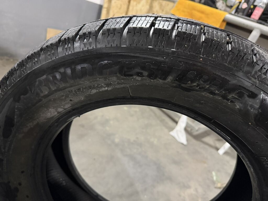 Комплект зимних шин НОВЫХ Bridgestone Blizzak DM-V2, размер 225/60: фото 2