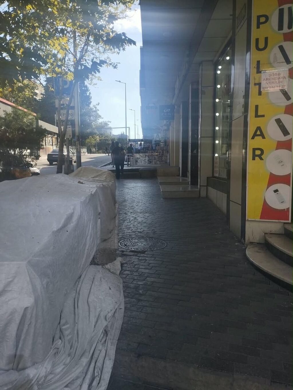 Əhmətli metrosun yaxınlıqı kinoteatır tərəfə Ukranski kruqa yaxın