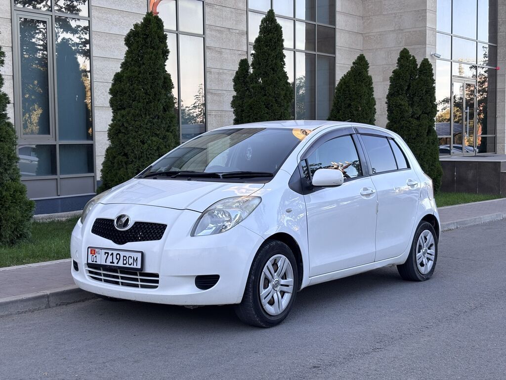 Toyota Vitz: 2005 г., 1.3 л, Вариатор, Бензин, Хэтчбэк: фото 1