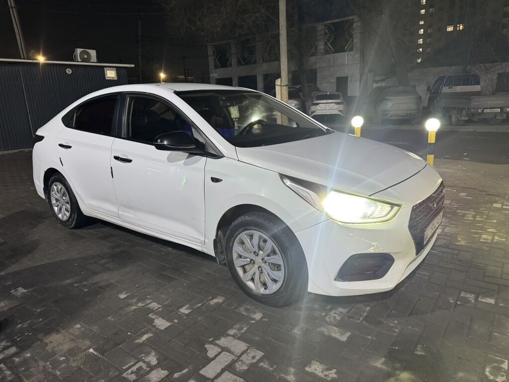 Hyundai Solaris: 2017 г., 1.4 л, Механика, Бензин, Седан: фото 3
