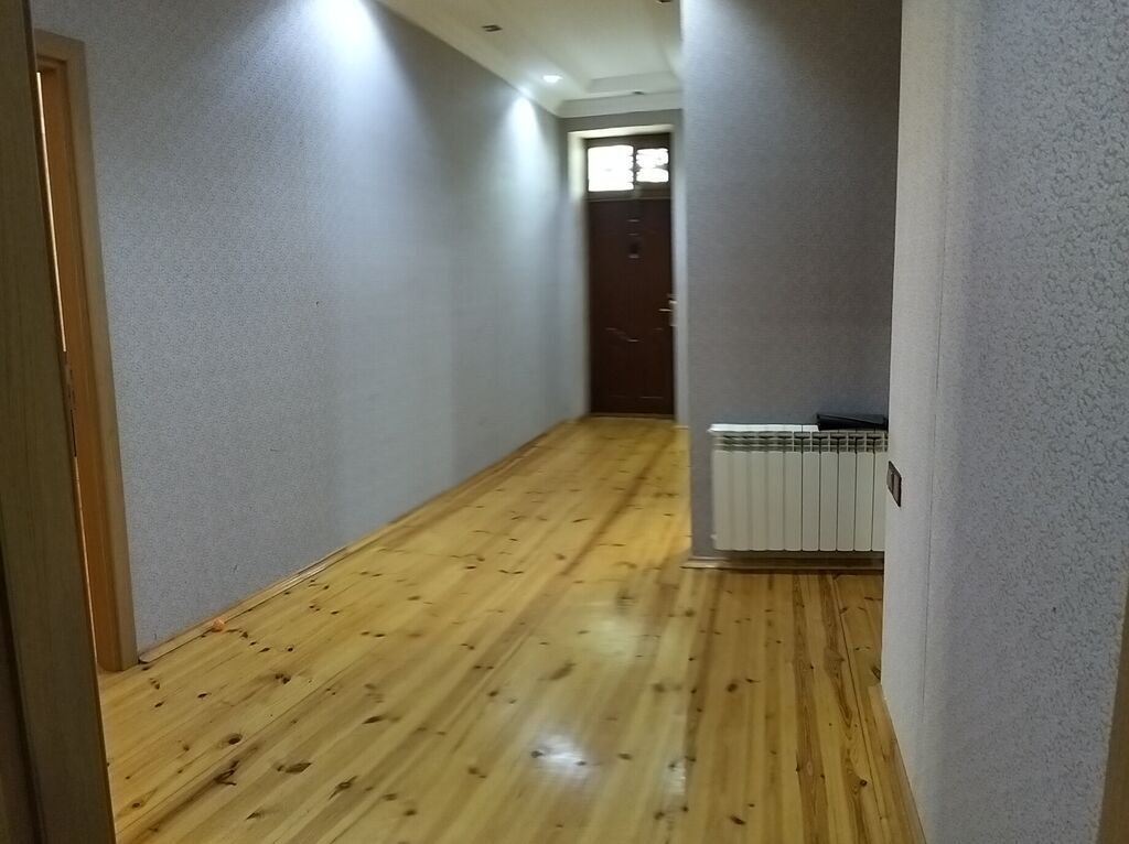 Təcili satilir. ev tam ana yolun kənarinda yerləsir qapinin agzindan
