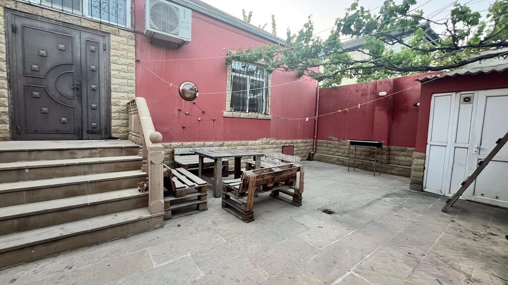 Bakı, Binəqədi qəs., 4 otaqlı, Köhnə tikili, m. Azadlıq Prospekti, 100 kv. m