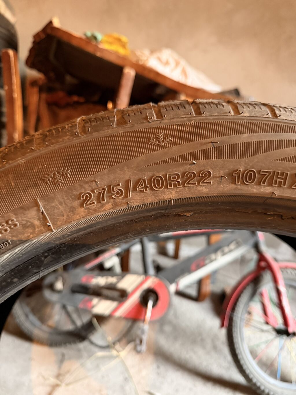 Зимняя шина 275/40 R22 107H. Направленный рисунок протектора с: фото 2