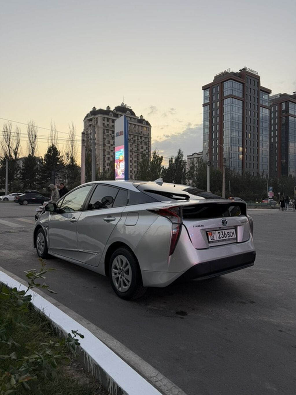 Toyota Prius: 2016 г., 1.8 л, Автомат, Гибрид, Лифтбек: фото 6