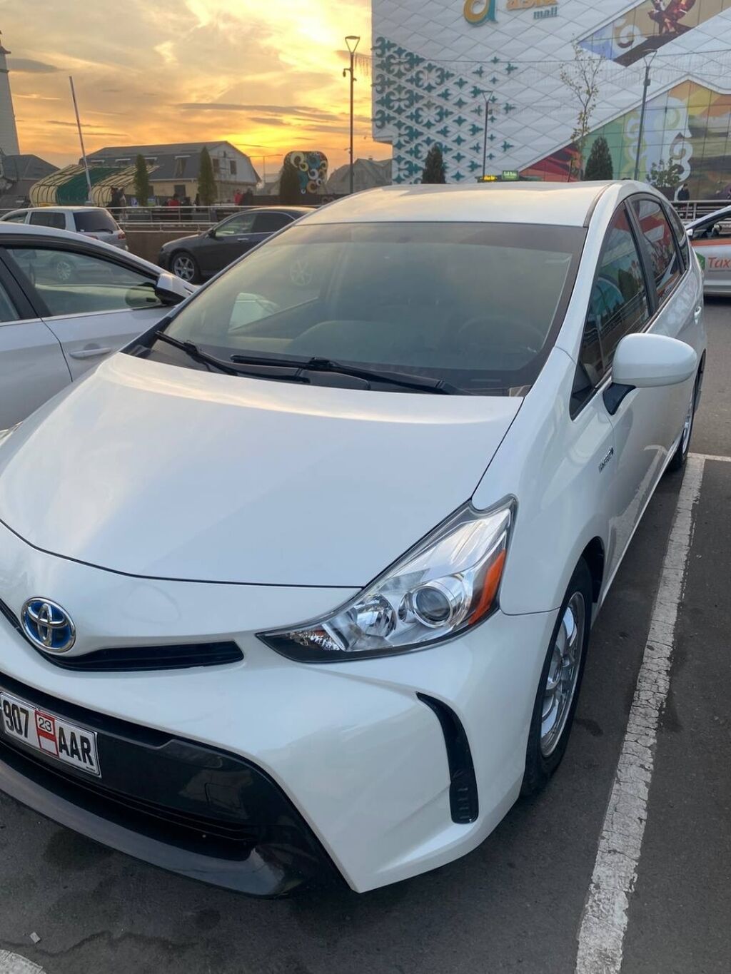 Toyota Prius v 2017