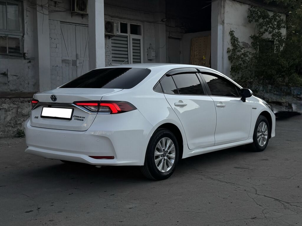 Toyota Corolla: 2019 г., 1.8 л, Вариатор, Гибрид, Седан: фото 3