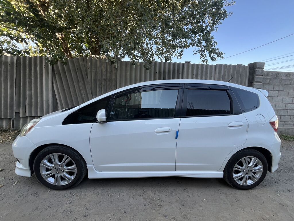 Honda Fit: 2009 г., 1.5 л, Автомат, Бензин, Хэтчбэк: фото 2